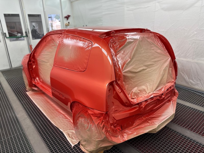 Peinture complète Clio 2 RS 182 dans notre garage à Ollioules var